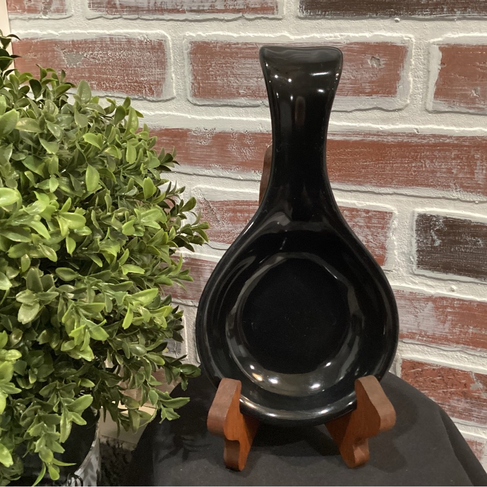 ⚫️ - Beautiful black ceramic spoon rest in a very gently used condition